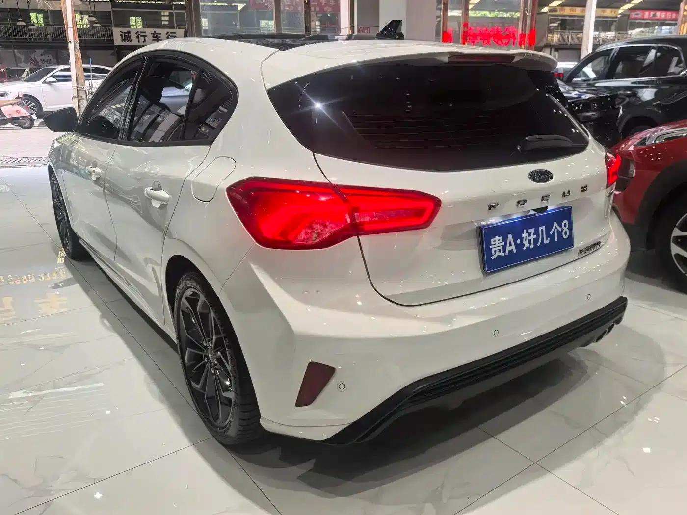 2022 Ford Focus Hatchback EcoBoost 180 Automatic ST Line — миниатюра 11