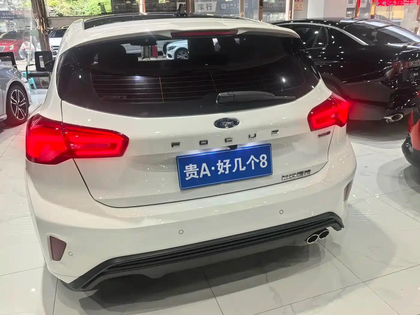 2022 Ford Focus Hatchback EcoBoost 180 Automatic ST Line — миниатюра 12