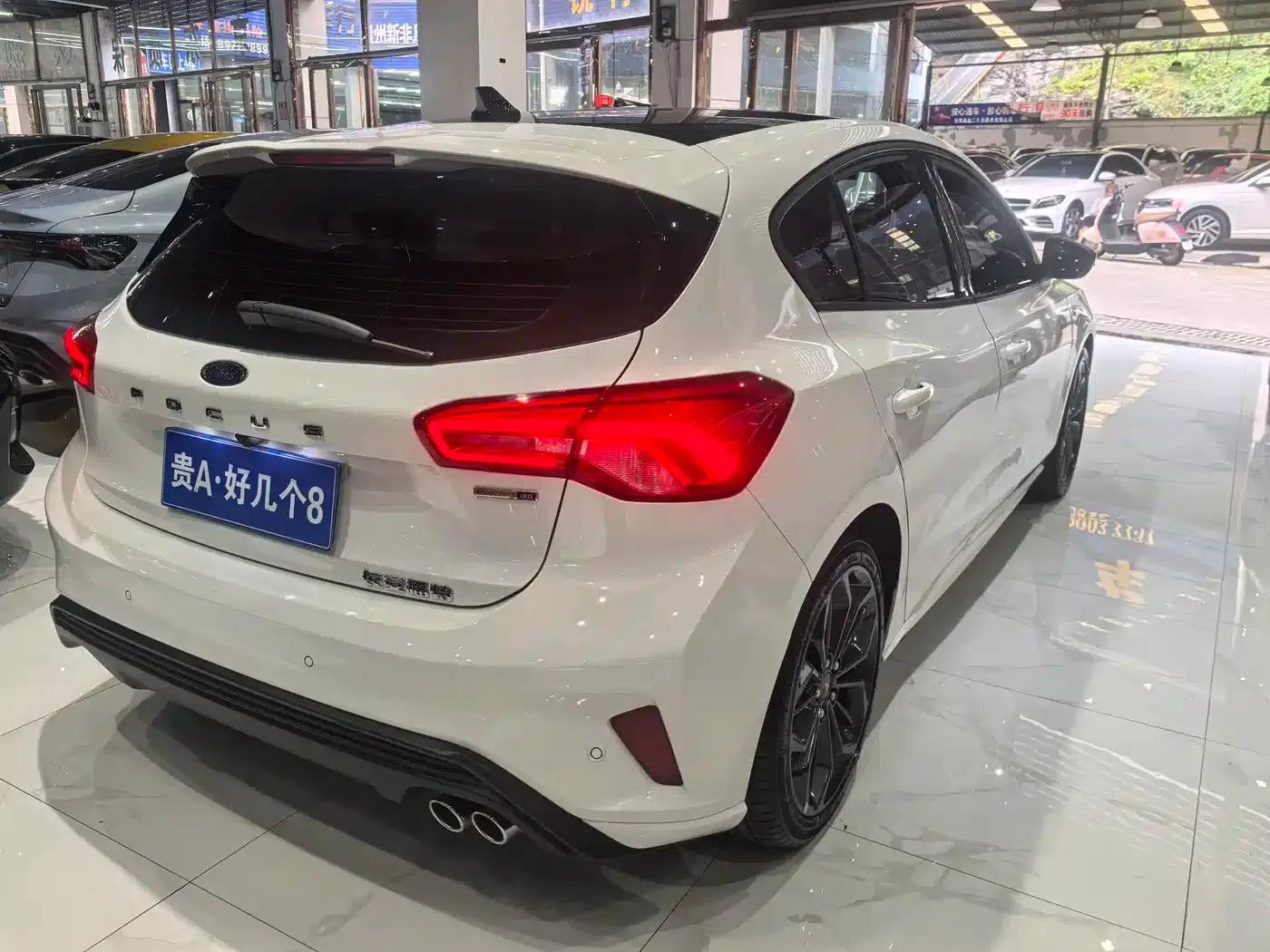 2022 Ford Focus Hatchback EcoBoost 180 Automatic ST Line — миниатюра 13