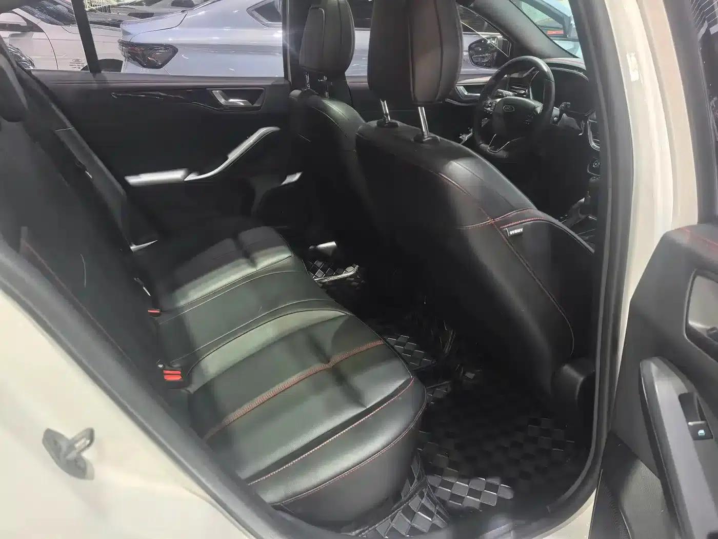 2022 Ford Focus Hatchback EcoBoost 180 Automatic ST Line — миниатюра 14