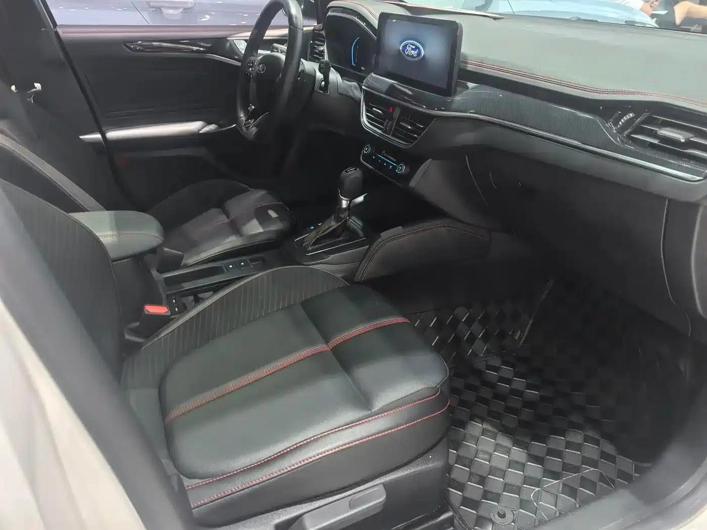2022 Ford Focus Hatchback EcoBoost 180 Automatic ST Line — миниатюра 15