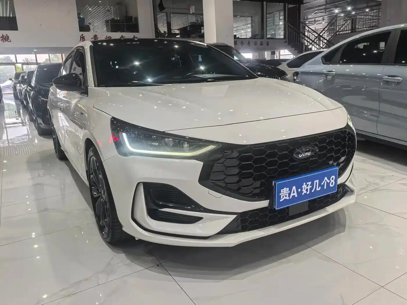 2022 Ford Focus Hatchback EcoBoost 180 Automatic ST Line — миниатюра 3