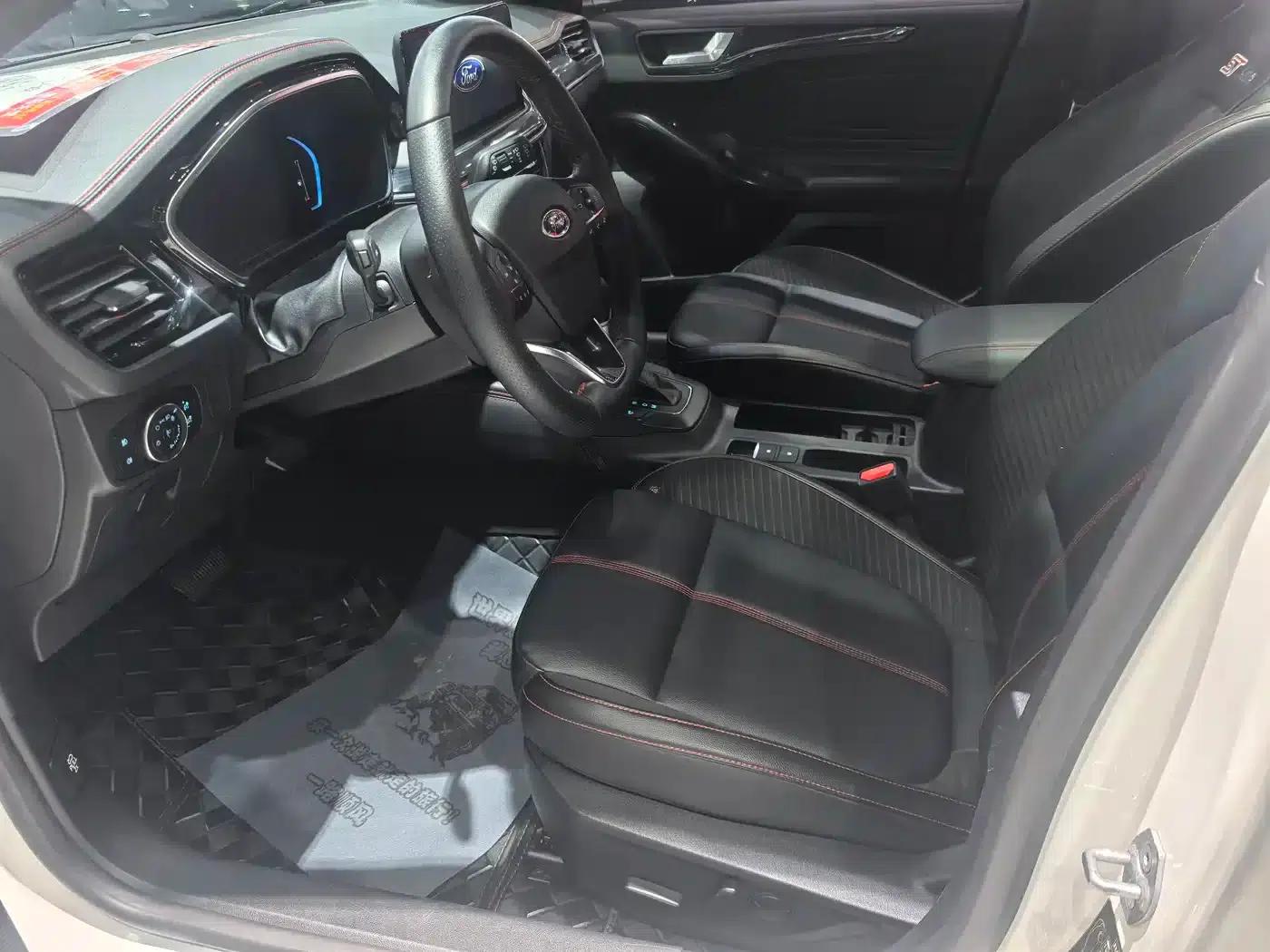 2022 Ford Focus Hatchback EcoBoost 180 Automatic ST Line — миниатюра 4