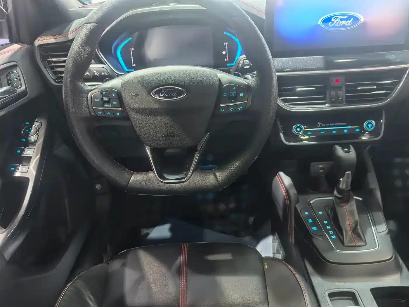 2022 Ford Focus Hatchback EcoBoost 180 Automatic ST Line — миниатюра 6