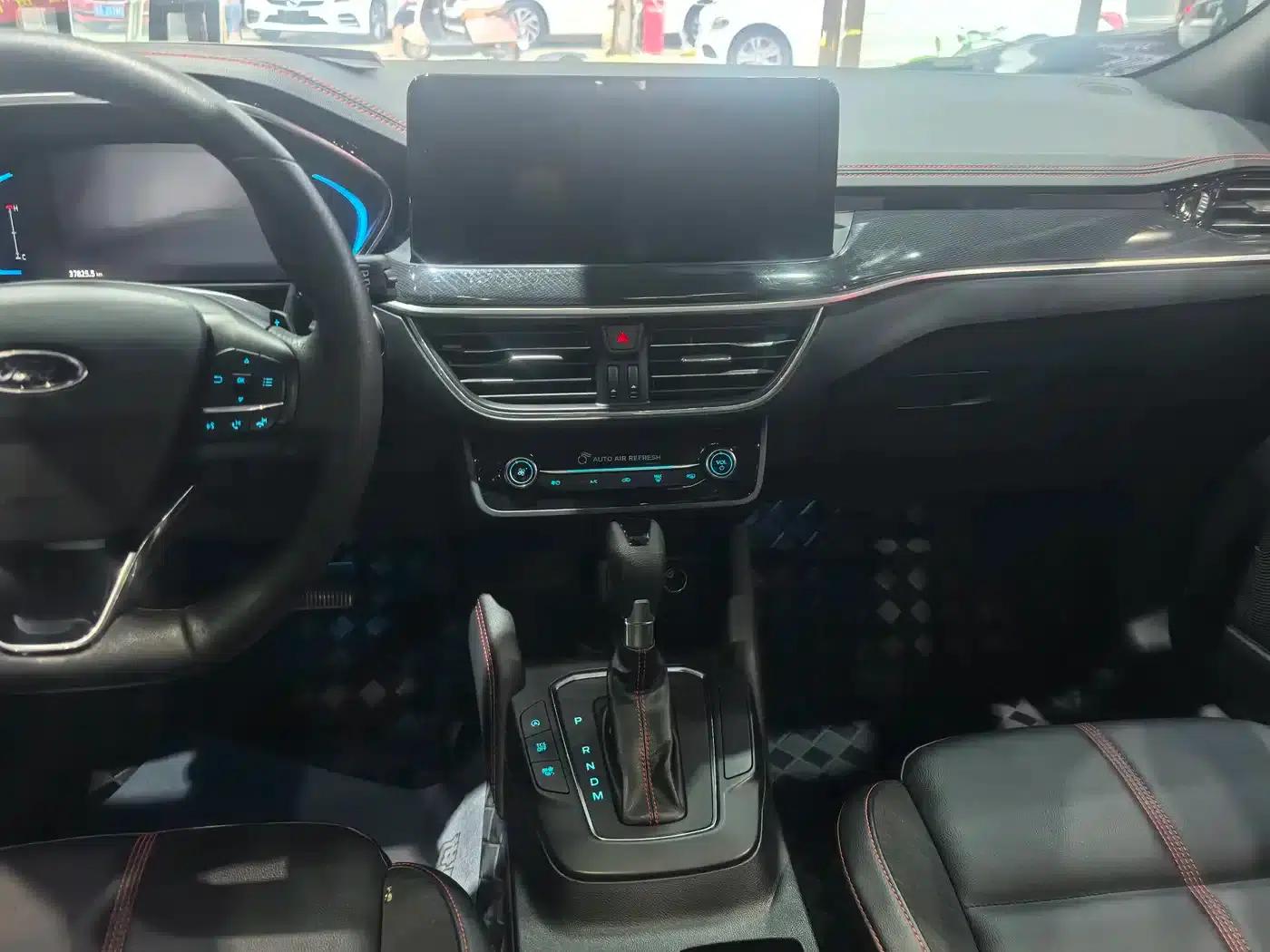 2022 Ford Focus Hatchback EcoBoost 180 Automatic ST Line — миниатюра 7