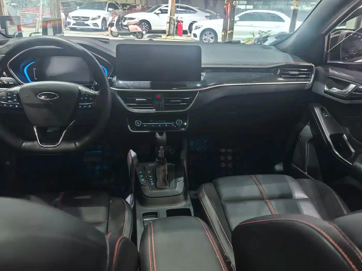 2022 Ford Focus Hatchback EcoBoost 180 Automatic ST Line — миниатюра 8
