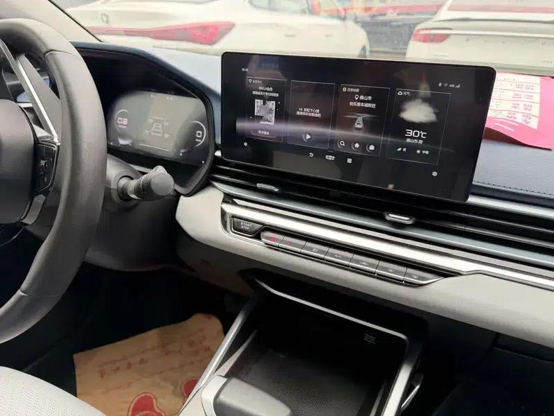 Geely Emgrand 2022 4th Generation 1.5L CVT Luxury Edition — миниатюра 12