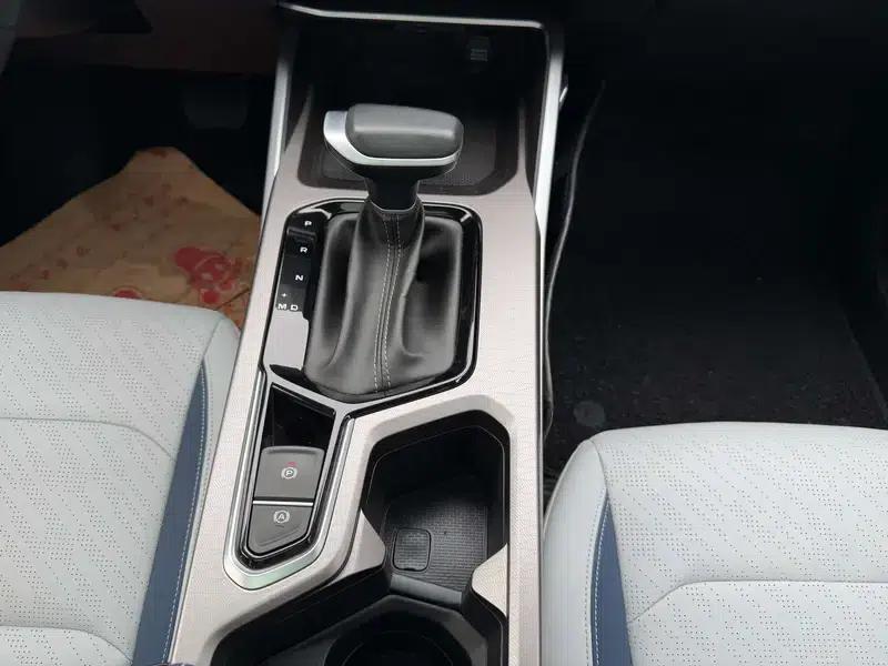 Geely Emgrand 2022 4th Generation 1.5L CVT Luxury Edition — миниатюра 14