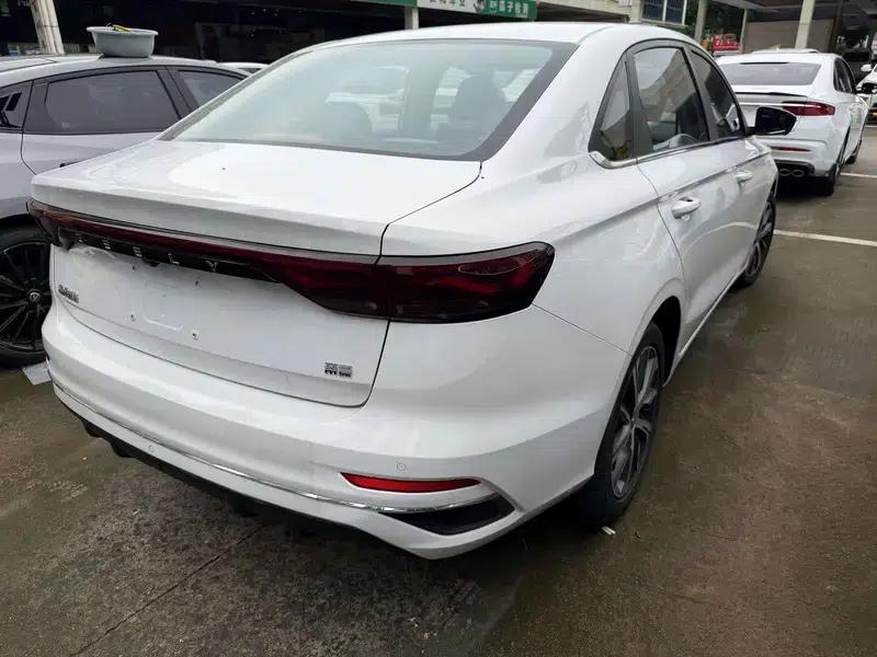 Geely Emgrand 2022 4th Generation 1.5L CVT Luxury Edition — миниатюра 6