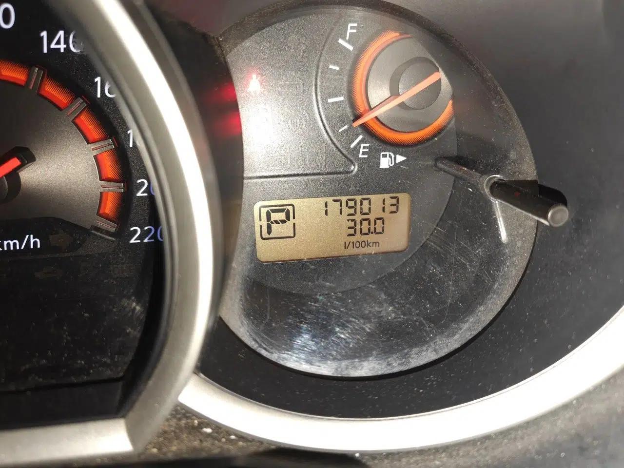 Nissan Sylphy 2009 1.6XE Automatic Comfort Edition — миниатюра 12