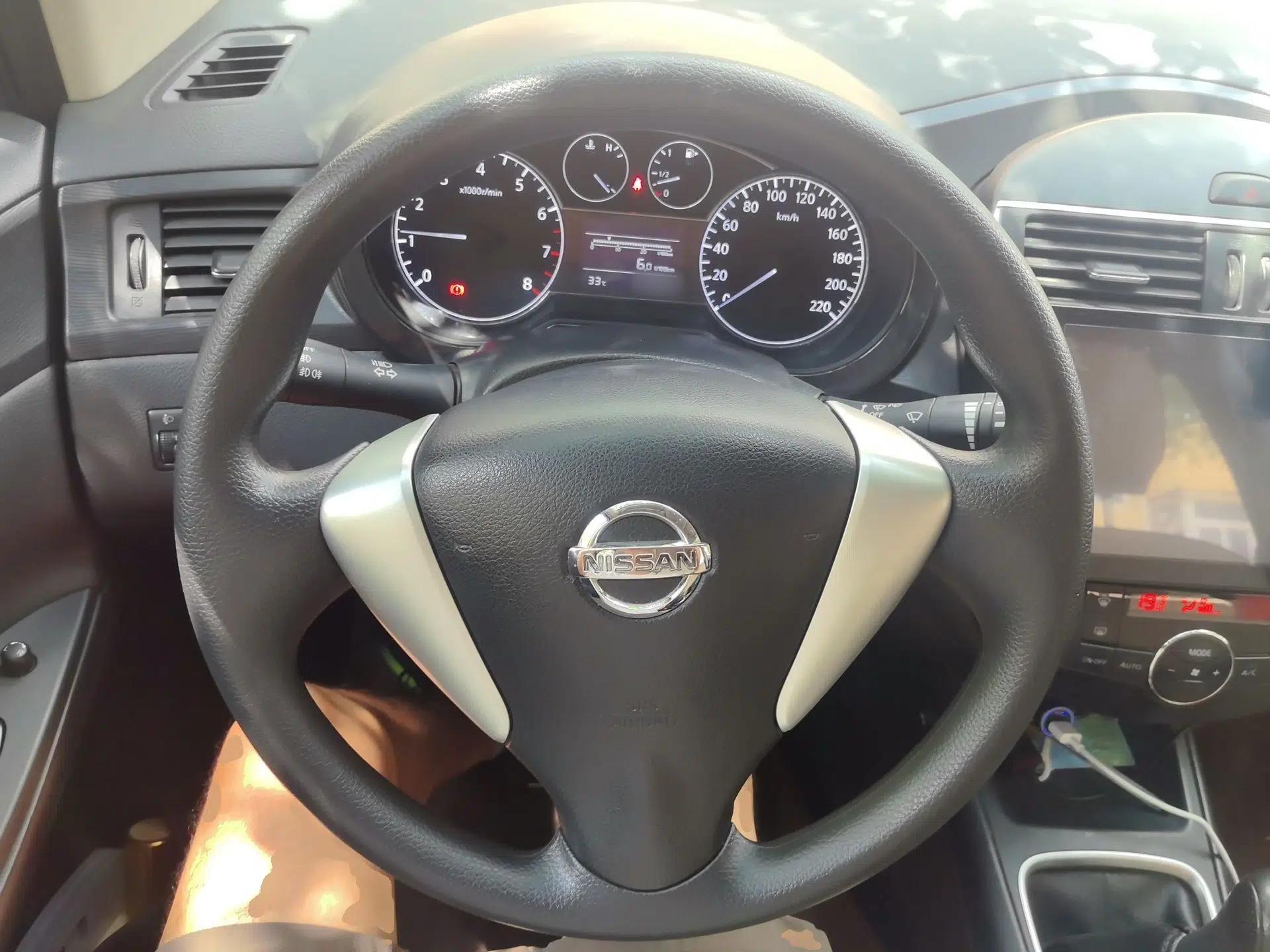 Nissan Tiida 2014 1.6L Manual Smart Model — миниатюра 10