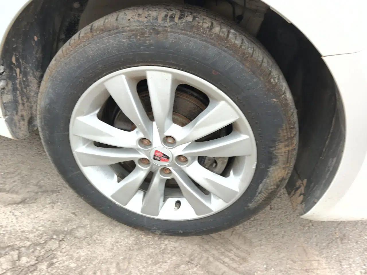 Roewe 360 2016 1.5L Manual Smart Screen Version — миниатюра 8