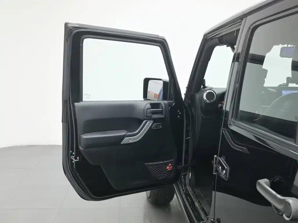 2015 Jeep Wrangler 3.6L Rubicon Four-Door Comfort Edition — миниатюра 8