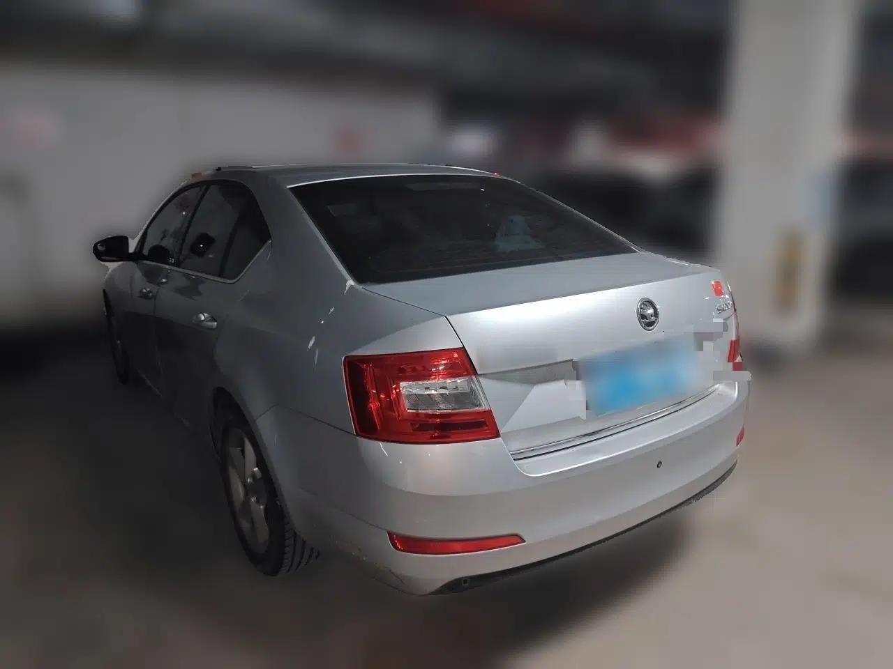 Skoda Octavia 2015 1.6L Automatic Yijun Edition — миниатюра 4