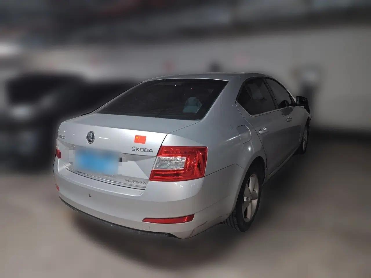 Skoda Octavia 2015 1.6L Automatic Yijun Edition — миниатюра 6