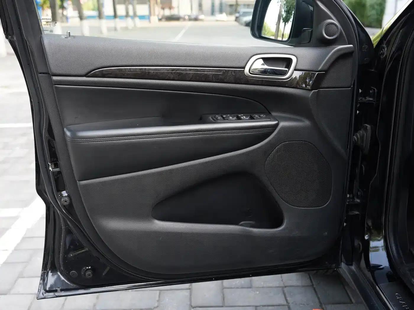 2012 Jeep Grand Cherokee (Imported) 3.6L Comfort Navigation Edition — миниатюра 11