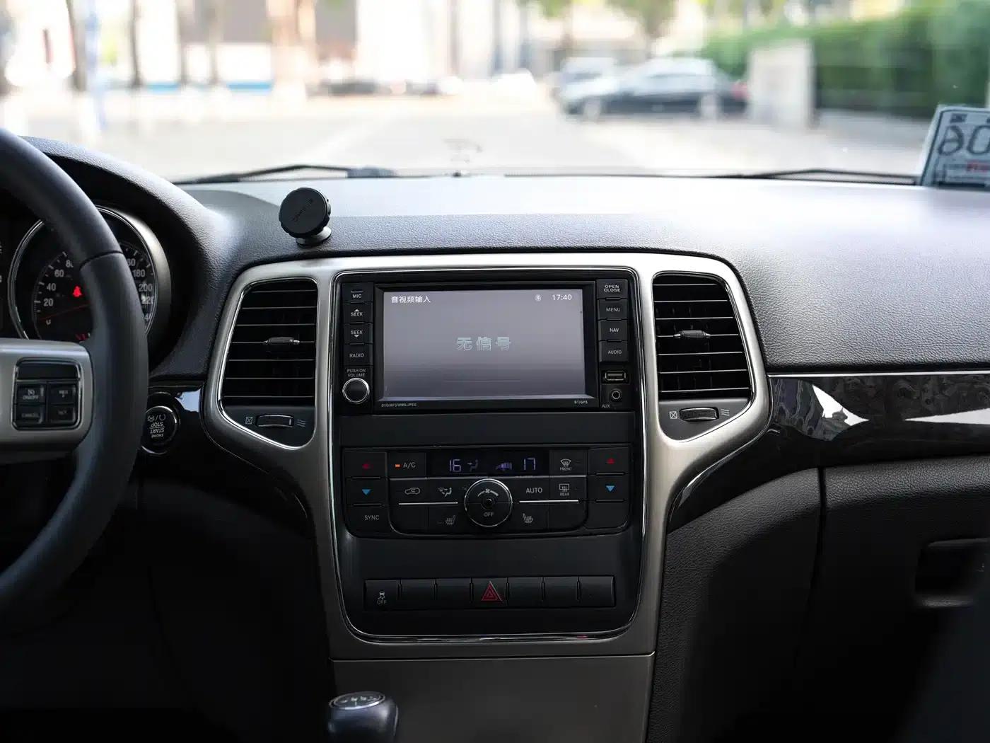 2012 Jeep Grand Cherokee (Imported) 3.6L Comfort Navigation Edition — миниатюра 17