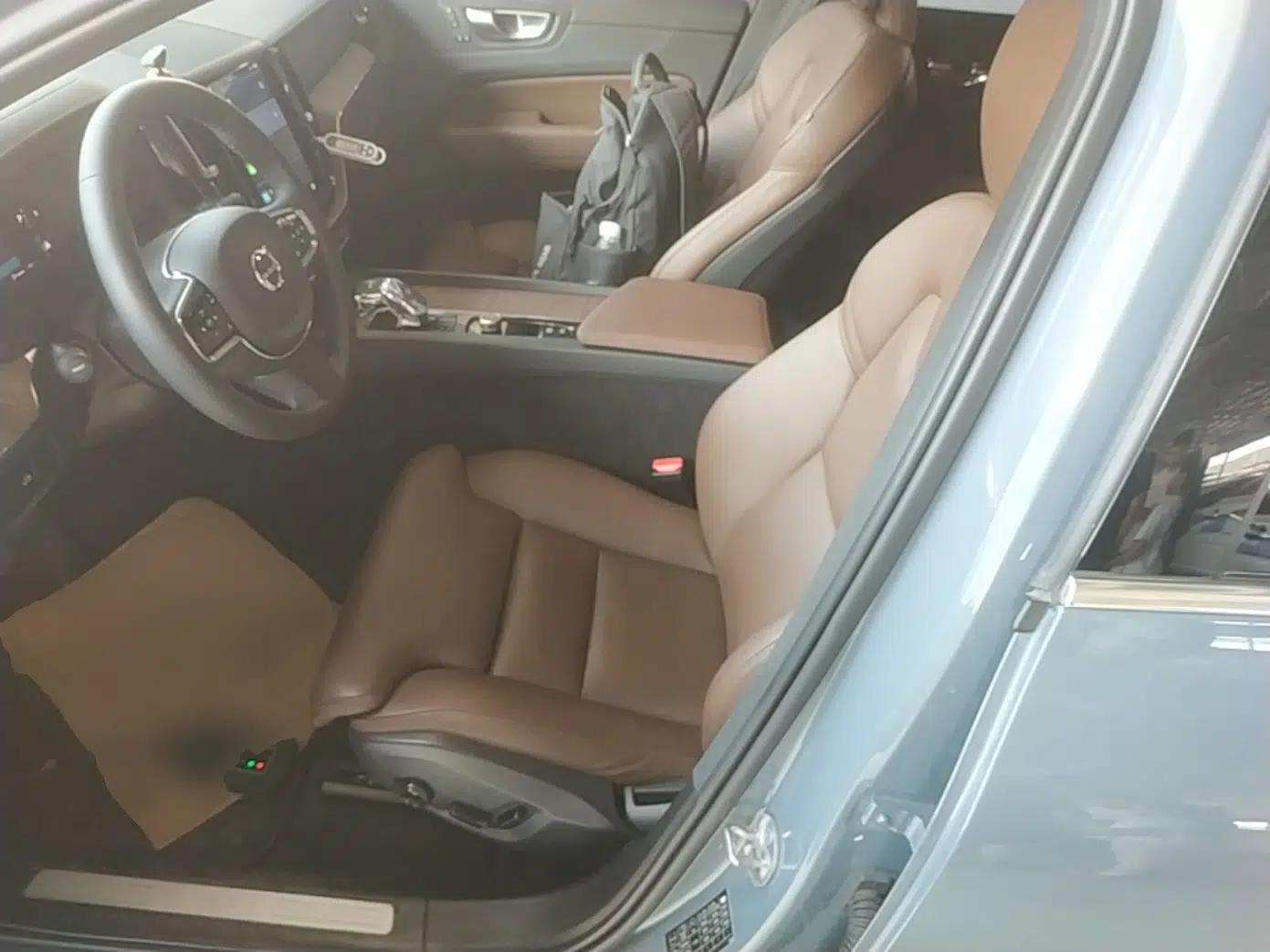 Volvo XC60 2023 B5 4x4 Smart Luxury Edition — миниатюра 17
