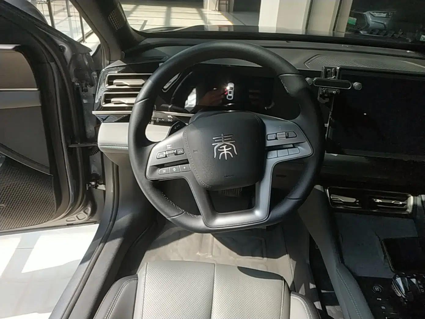 BYD Qin L 2025 DM-i Smart Drive 120KM Superior Model — миниатюра 13