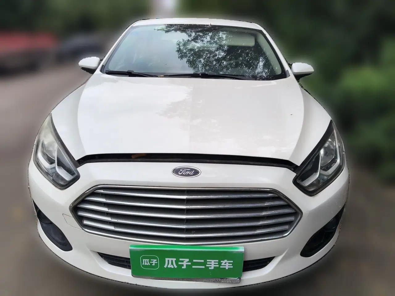 Ford Escort 2015 1.5L Automatic Comfort Edition — миниатюра 2