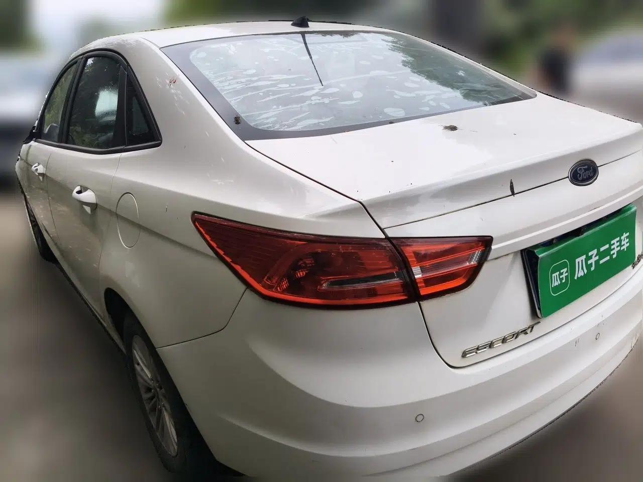 Ford Escort 2015 1.5L Automatic Comfort Edition — миниатюра 4