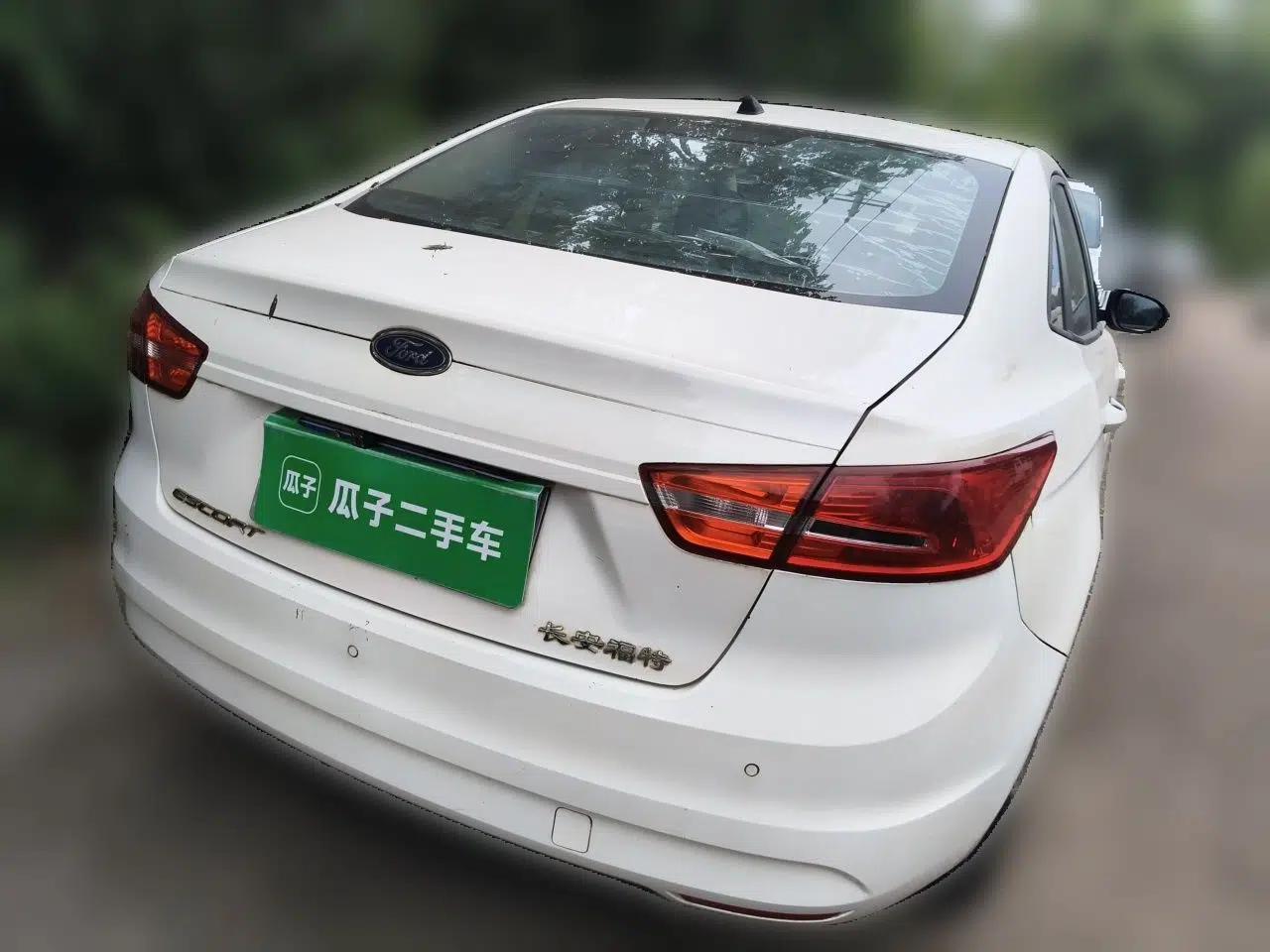Ford Escort 2015 1.5L Automatic Comfort Edition — миниатюра 6