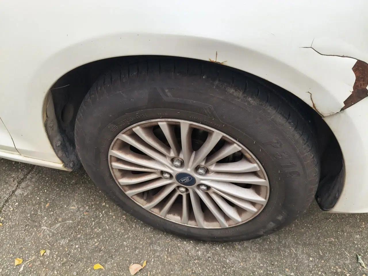 Ford Escort 2015 1.5L Automatic Comfort Edition — миниатюра 8