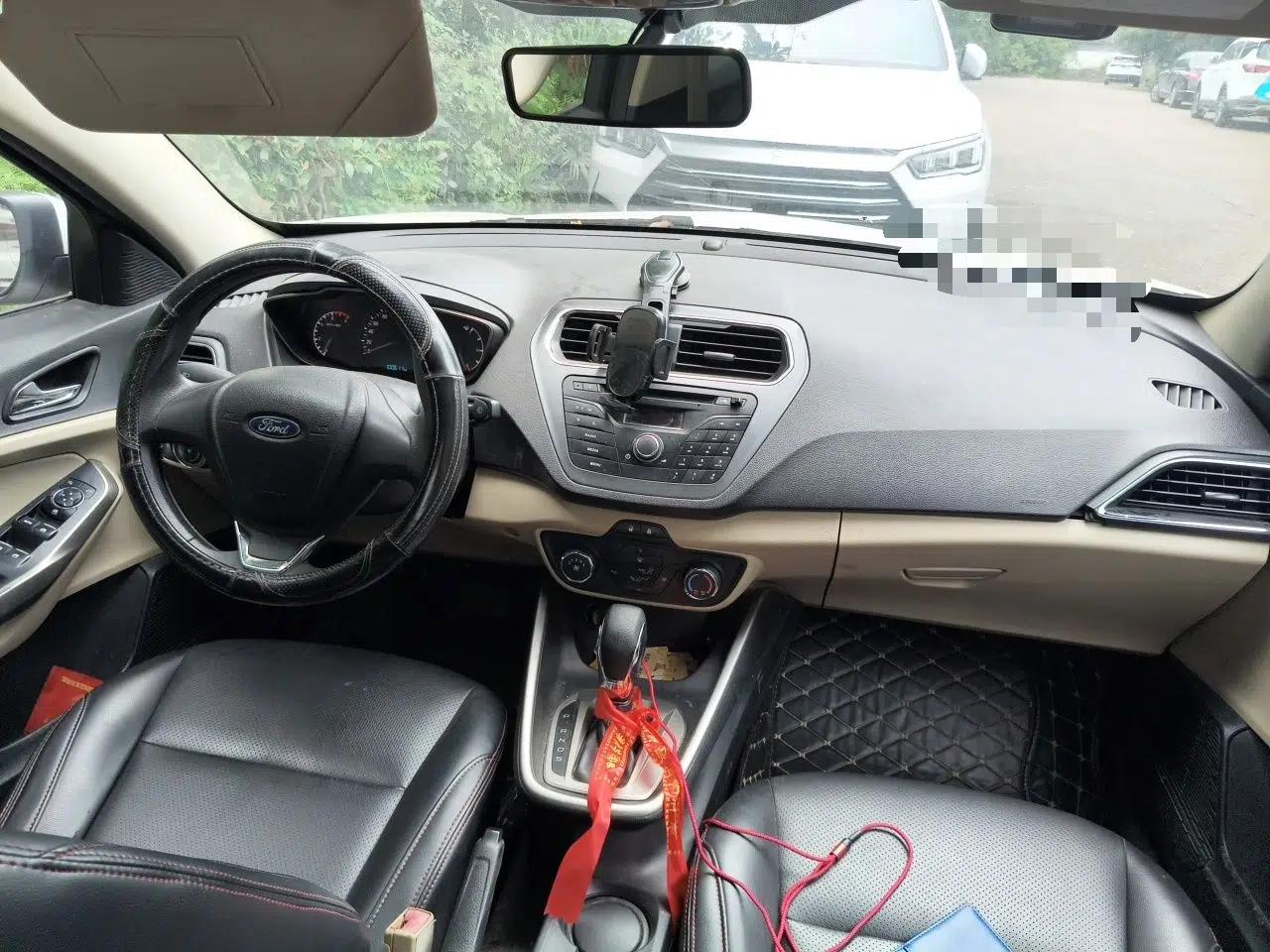 Ford Escort 2015 1.5L Automatic Comfort Edition — миниатюра 10