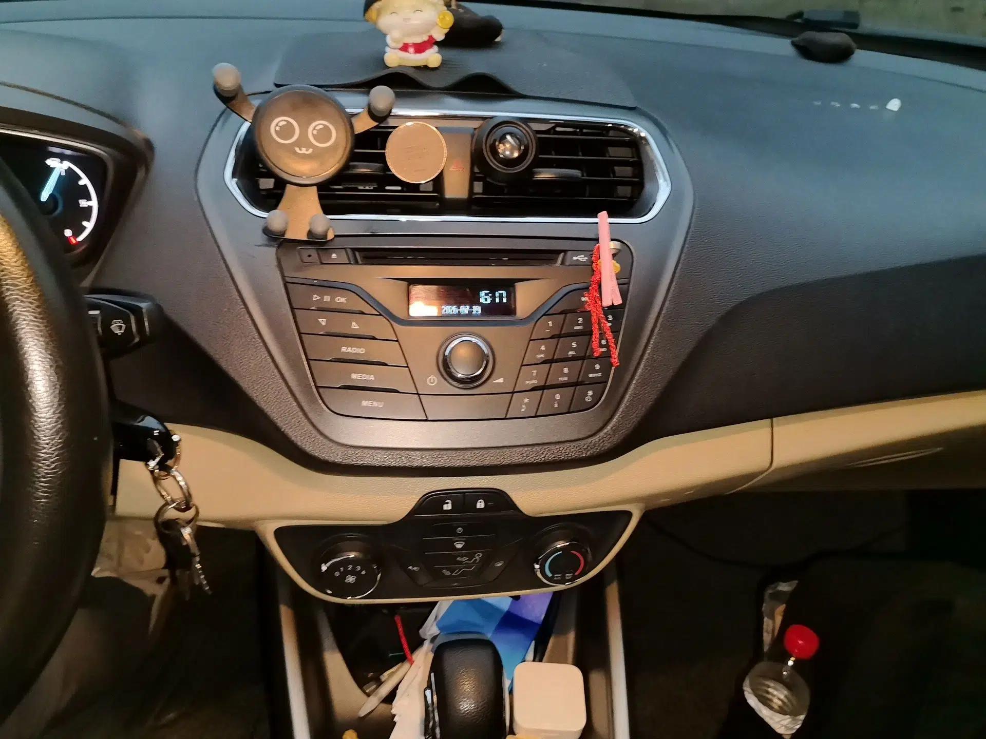 Ford Escort 2017 1.5L Automatic Comfort Model — миниатюра 13