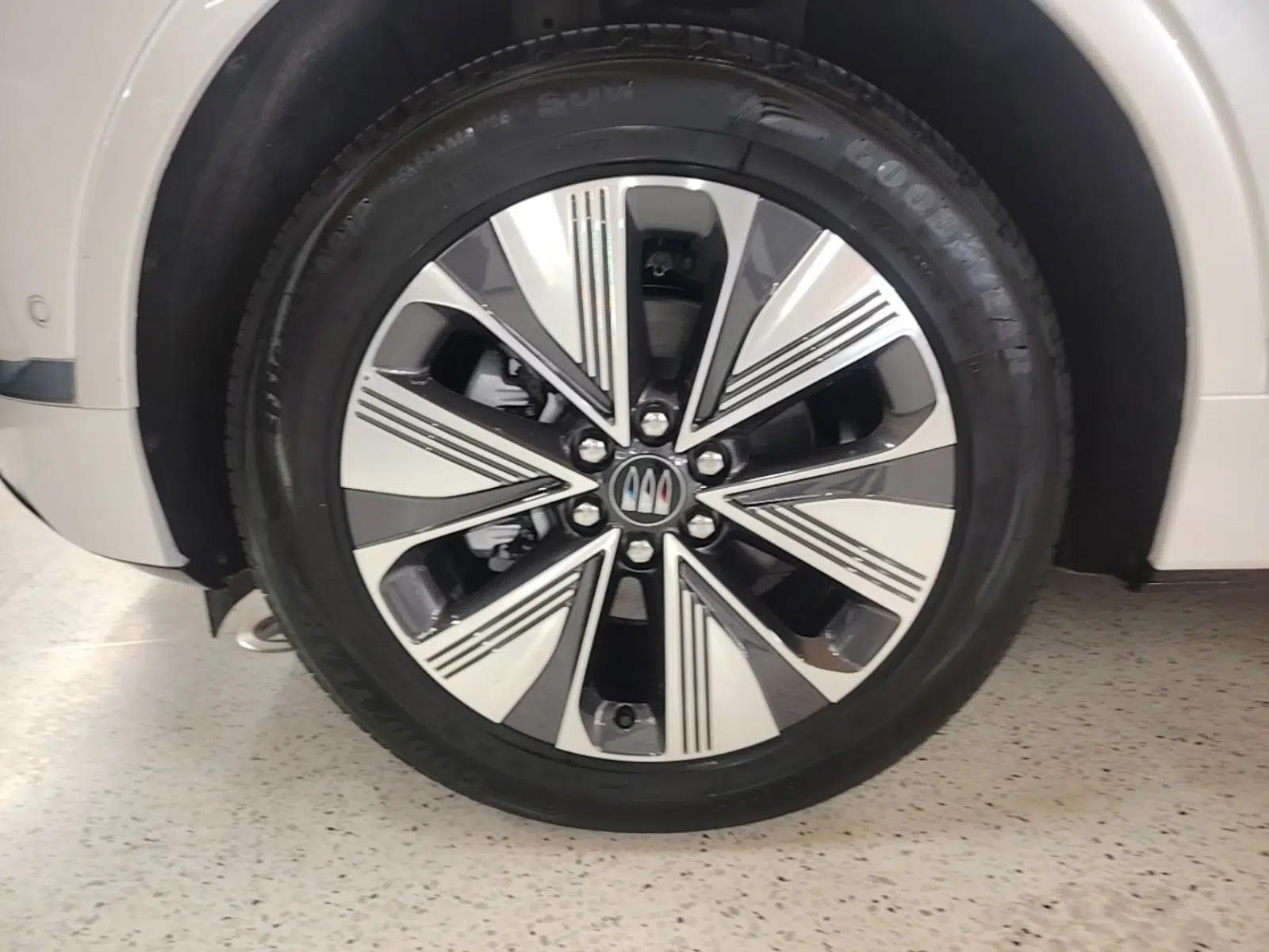 Buick E5 2025 Model 620KM Prestige Edition — миниатюра 10