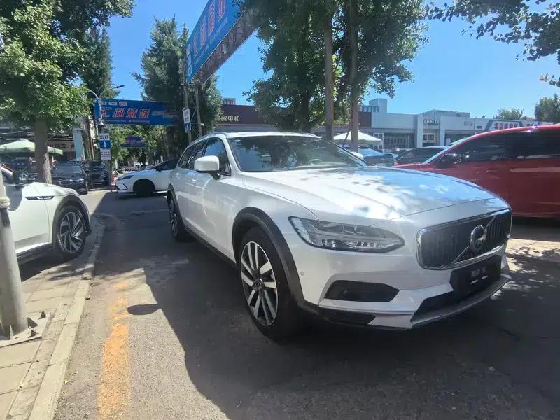 2025 Volvo V90 Cross Country B5 AWD Ultimate Edition — миниатюра 3