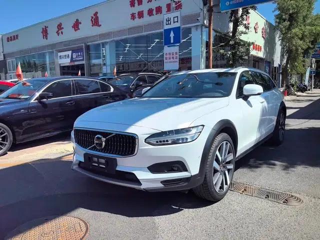2025 Volvo V90 Cross Country B5 AWD Ultimate Edition