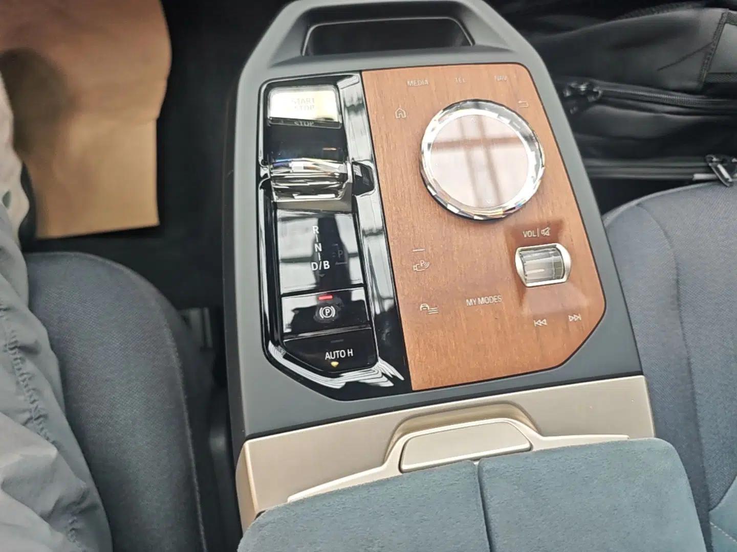 BMW iX 2023 xDrive40 — миниатюра 16