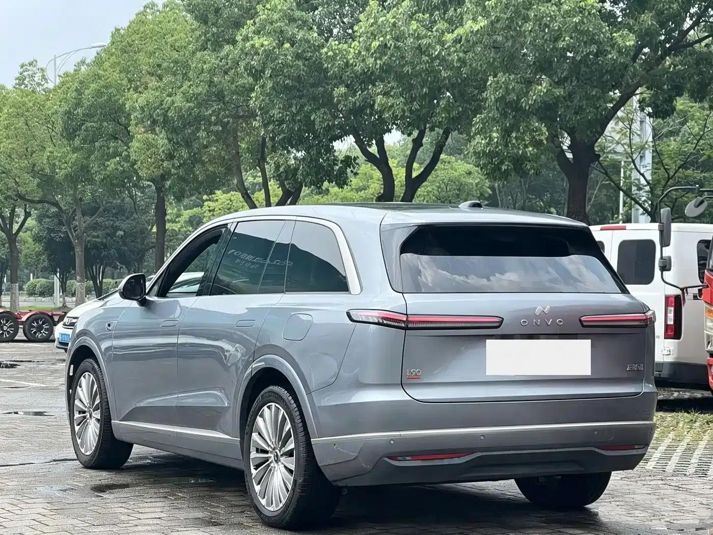 2025 Chevrolet L90 Ultra 6-seater — миниатюра 3