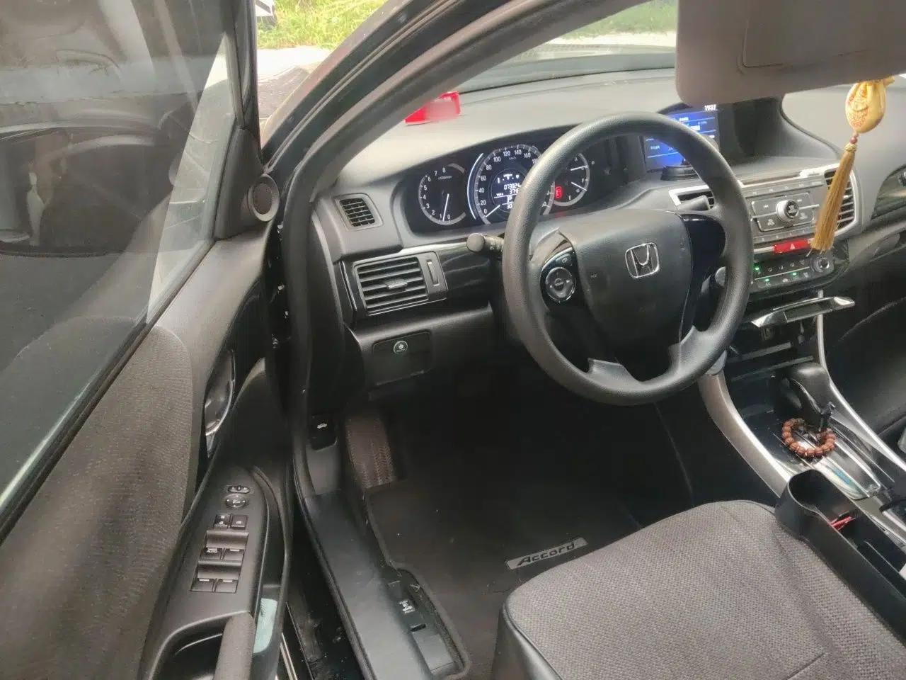 Honda Accord 2016 2.0L Comfort Edition — миниатюра 20