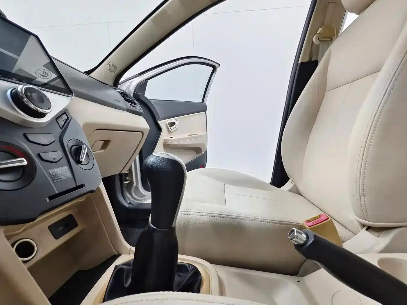 Fengyun 2 2014 Hatchback 1.5L Manual New Youth Edition — миниатюра 11