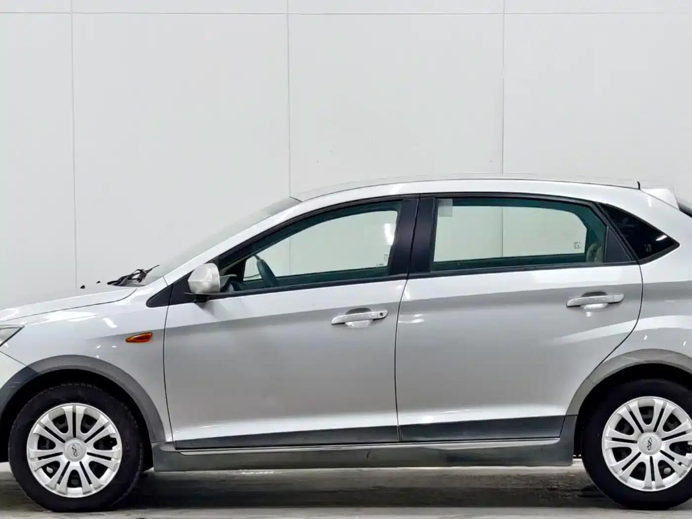 Fengyun 2 2014 Hatchback 1.5L Manual New Youth Edition — миниатюра 7