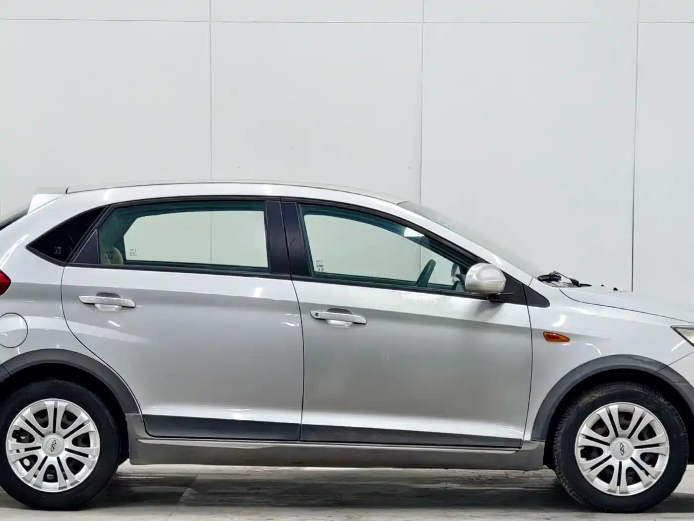 Fengyun 2 2014 Hatchback 1.5L Manual New Youth Edition — миниатюра 8
