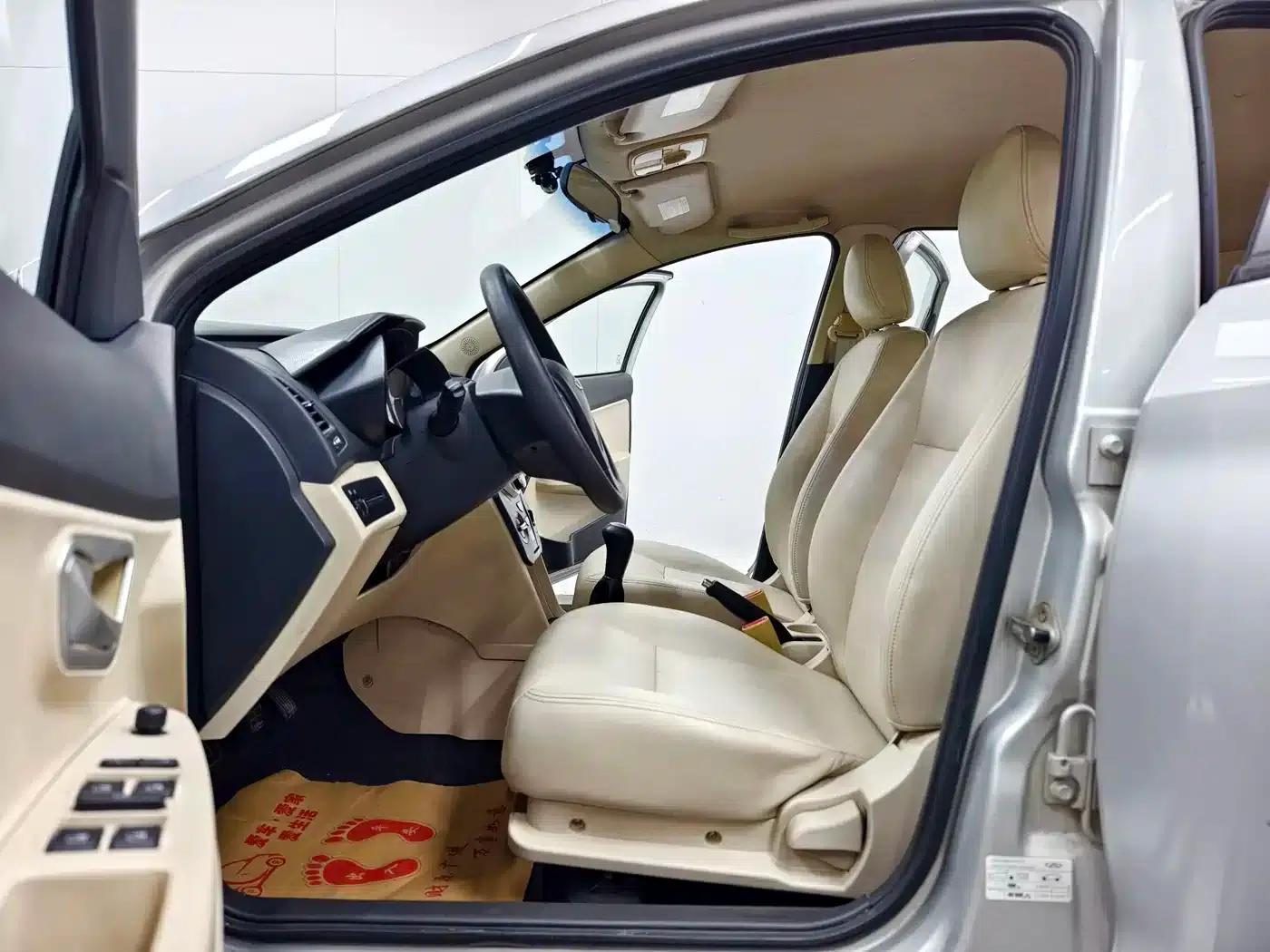 Fengyun 2 2014 Hatchback 1.5L Manual New Youth Edition — миниатюра 10