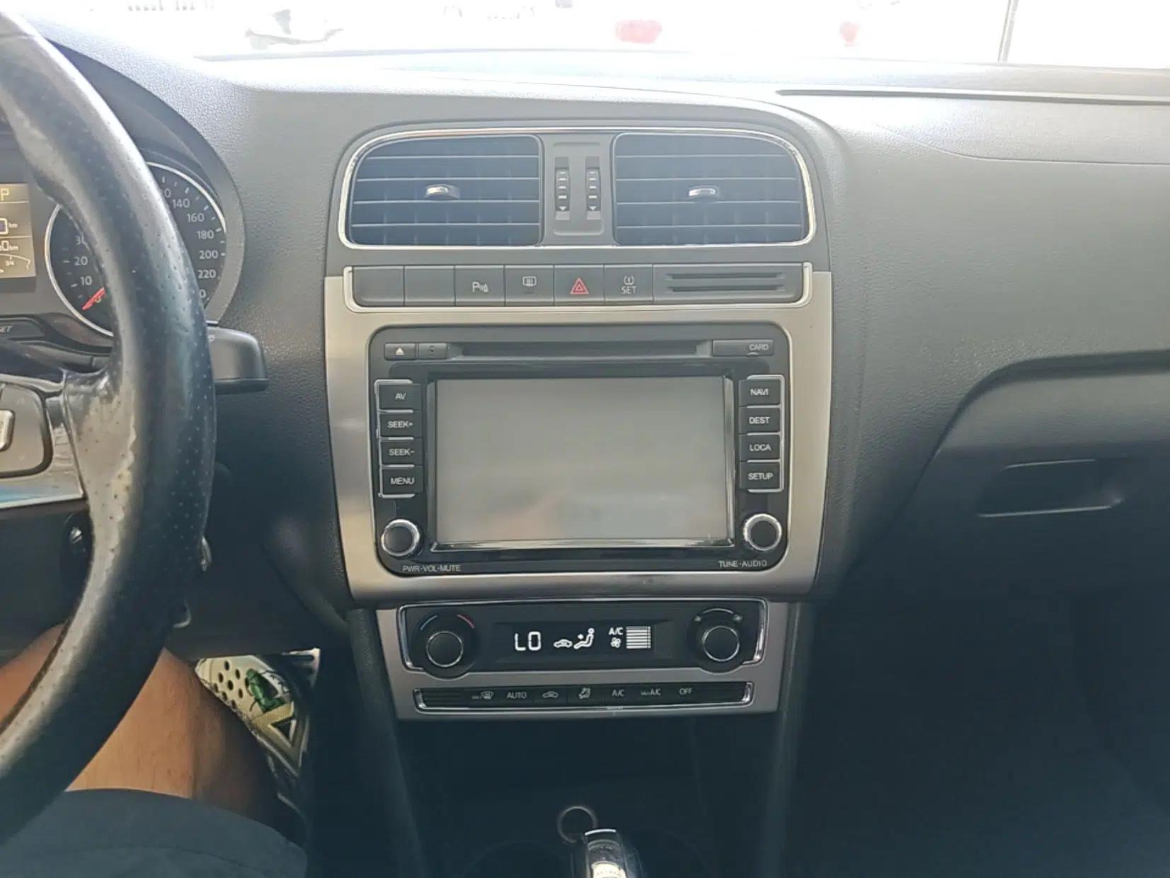 Volkswagen Polo 2014 1.6L Cross Polo Automatic — миниатюра 15