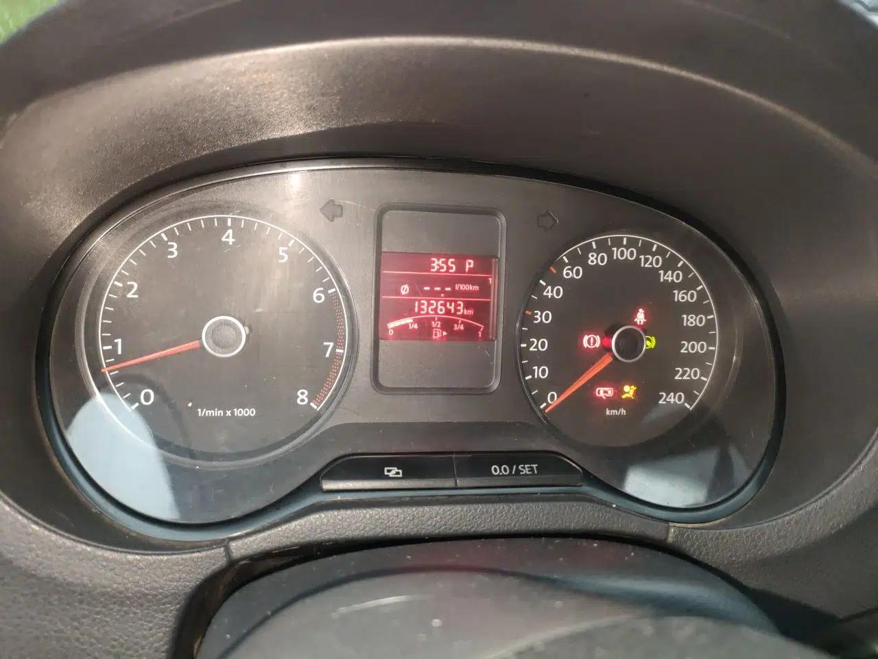 Volkswagen Polo 2011 1.6L Automatic ZhiShang Version — миниатюра 11
