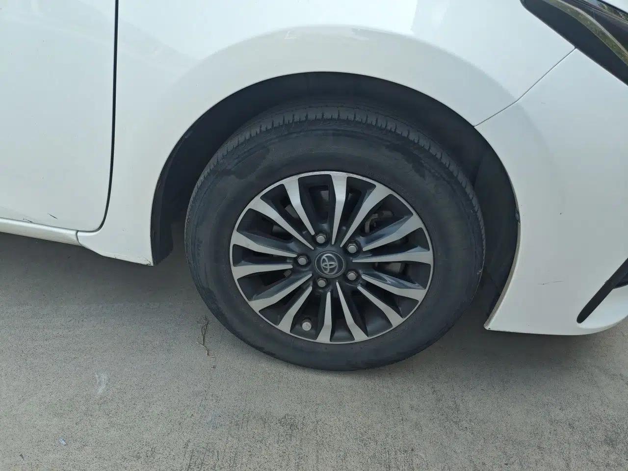 Toyota Corolla 2017 Revised Version 1.2T Manual GL — миниатюра 8