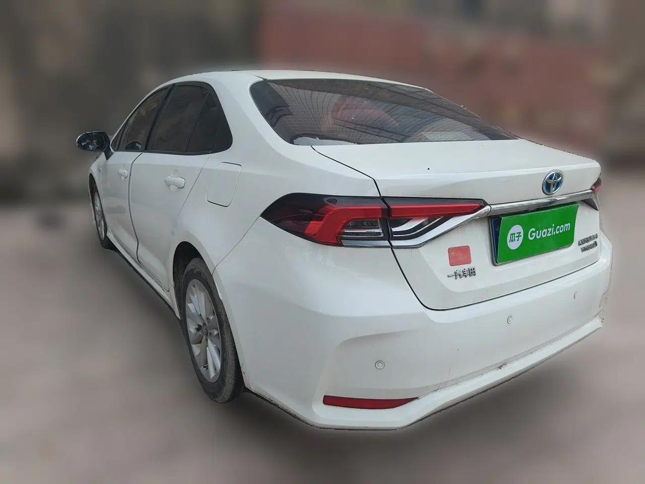 Toyota Corolla 2021 Dual-Motor 1.8L E-CVT Elite Edition — миниатюра 4