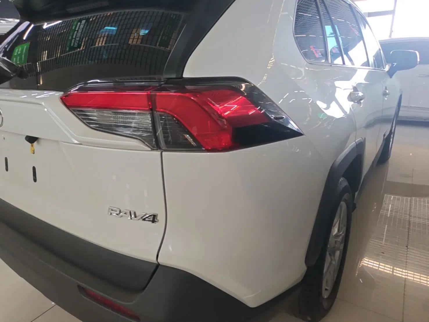Toyota RAV4 2021 2.0L CVT Two-Wheel Drive Urban Edition — миниатюра 14