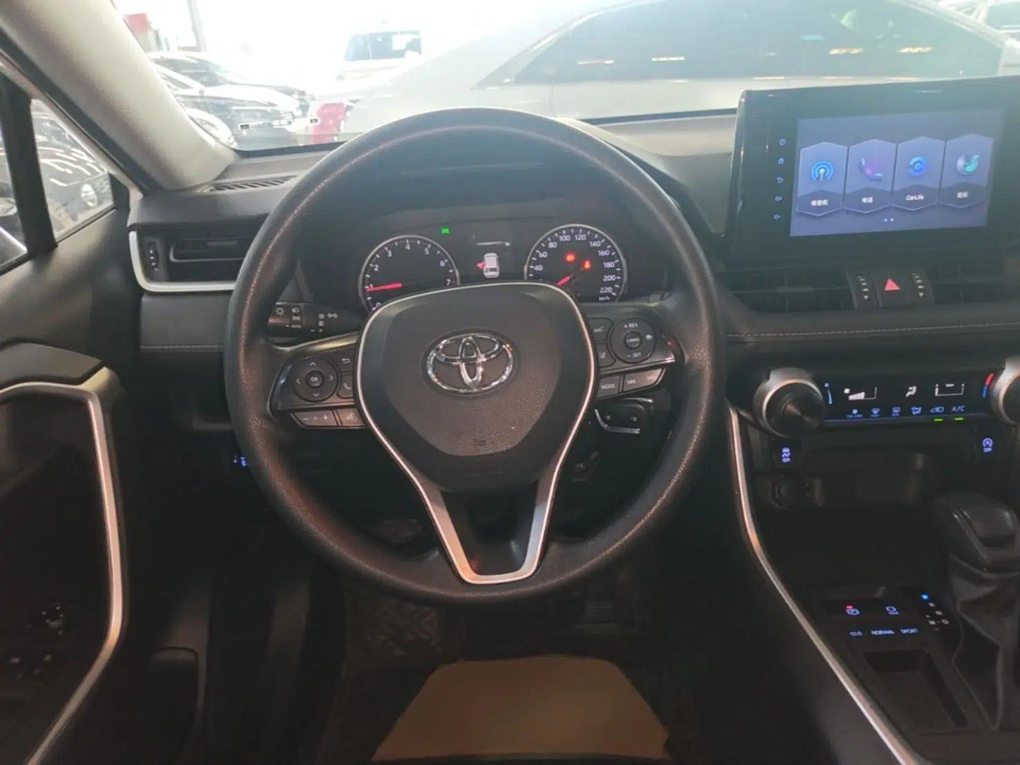 Toyota RAV4 2021 2.0L CVT Two-Wheel Drive Urban Edition — миниатюра 18