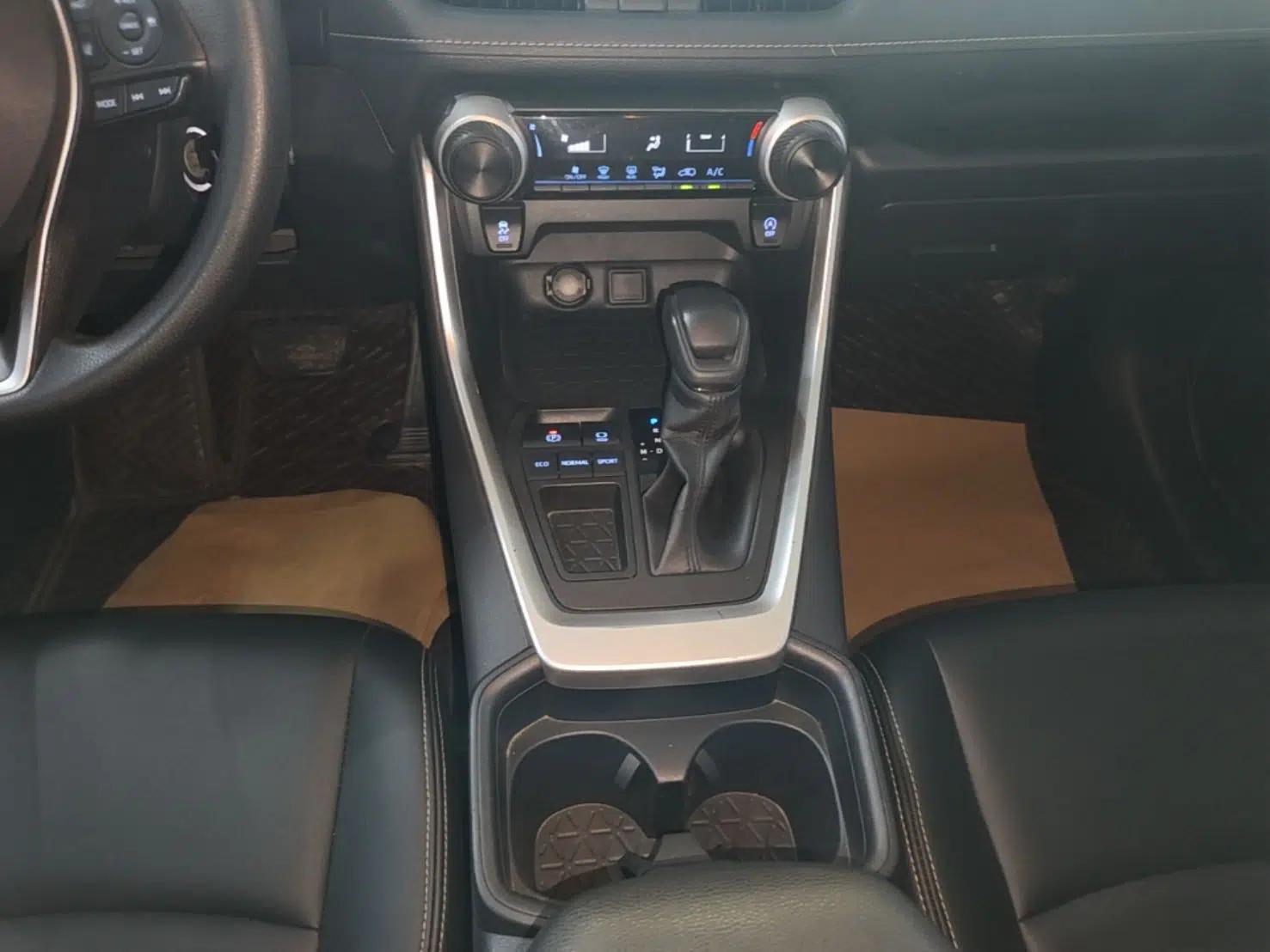 Toyota RAV4 2021 2.0L CVT Two-Wheel Drive Urban Edition — миниатюра 21