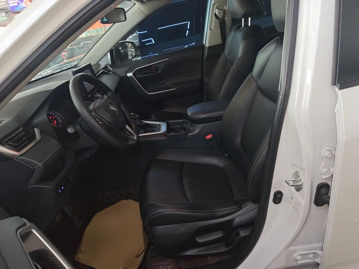 Toyota RAV4 2021 2.0L CVT Two-Wheel Drive Urban Edition — миниатюра 22