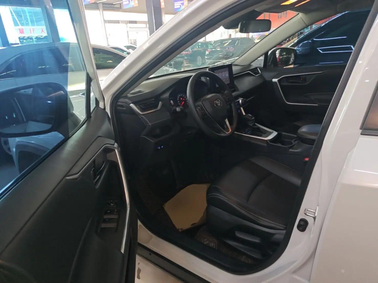 Toyota RAV4 2021 2.0L CVT Two-Wheel Drive Urban Edition — миниатюра 23