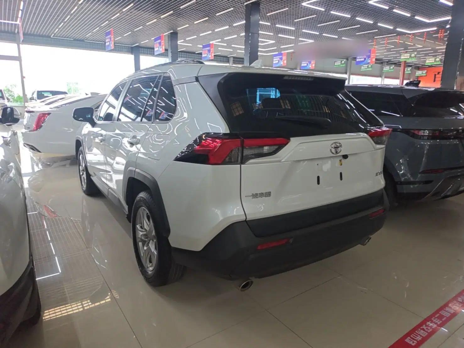 Toyota RAV4 2021 2.0L CVT Two-Wheel Drive Urban Edition — миниатюра 4