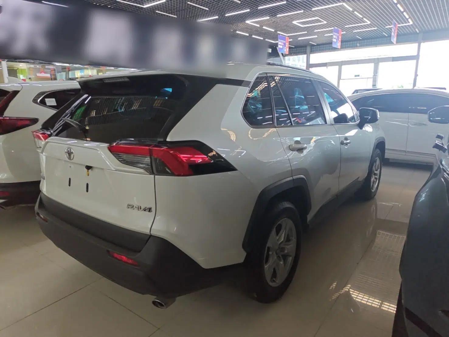 Toyota RAV4 2021 2.0L CVT Two-Wheel Drive Urban Edition — миниатюра 6